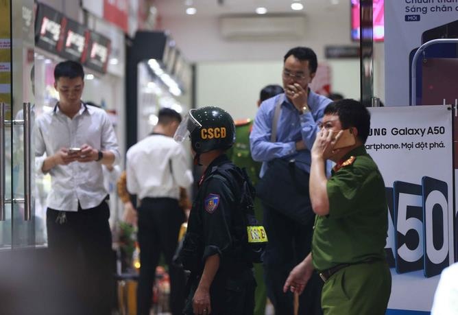 Ong chu Nhat Cuong Mobile bo tron, canh sat phat lenh truy na hinh anh