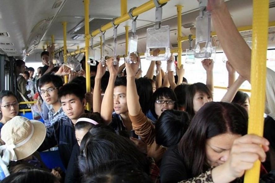 Nguoi phu nu tan cong khach nam vi so nguc tren xe buyt? hinh anh