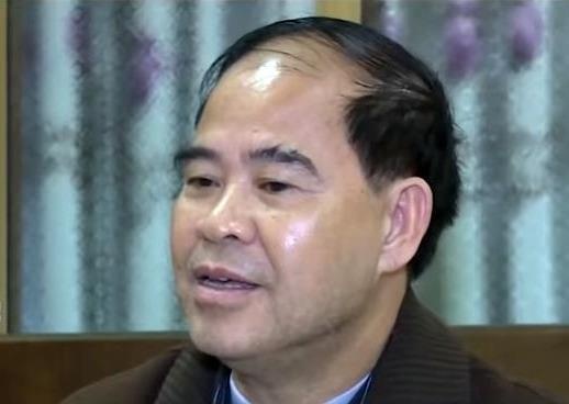 Hieu truong Dinh Bang My bi de nghi truy to toi dam o 7 nam sinh hinh anh