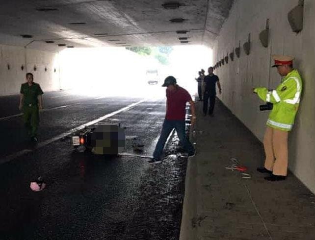 Trung ta cong an tu vong sau va cham voi xe dau keo hinh anh