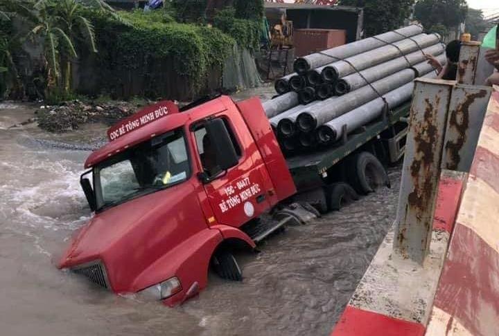 Sap duong do vo ong nuoc, oto roi xuong ho 'tu than' hinh anh