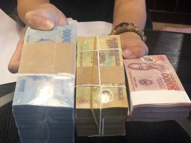 Lua dong nghiep 4 ty dong bang chieu doi tien moi hinh anh
