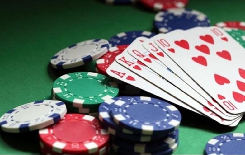 Canh sat dot kich tu diem danh bac bang hinh thuc Poker hinh anh