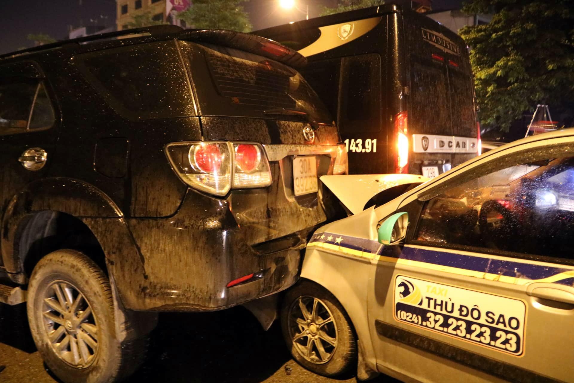 8 oto hu hong sau vu tai nan lien hoan giua dem o Ha Noi hinh anh