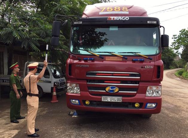 Cuu giam doc 'no' quen CSGT, nhan tien ty dong bao ke xe qua tai hinh anh