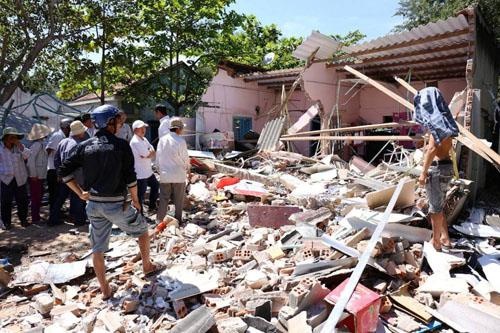 Xe Mercedes dam sap 3 can nha, mot nguoi chet hinh anh