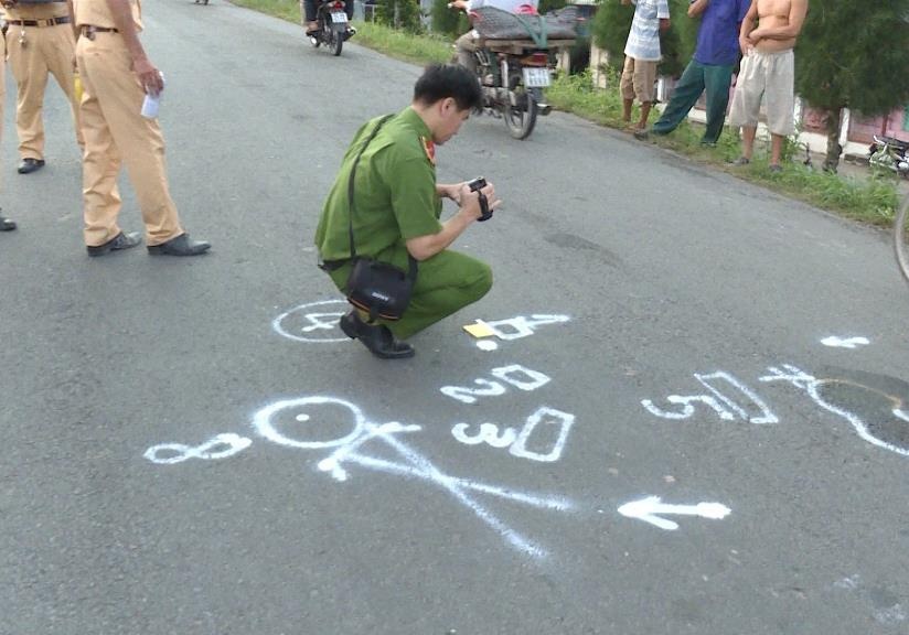 Be gai 3 tuoi bi xe dua don cua truong mam non tong tu vong hinh anh