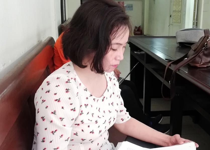 Nguoi vo ban chong bi bat tai toa phuc tham hinh anh