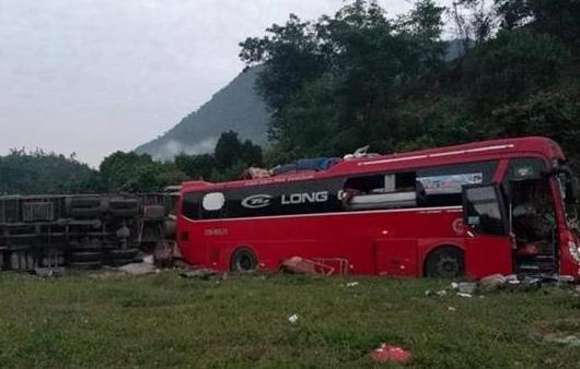 Khong biet toc do xe tai trong tai nan voi oto khach lam 3 nguoi chet hinh anh