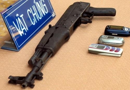 Thu sung AK, oto chua ma tuy tai noi 20 thanh nien hon chien hinh anh