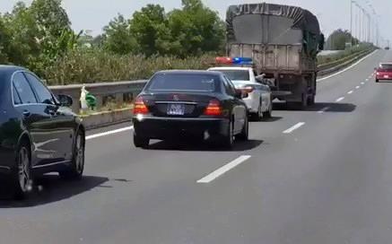 Doan xe uu tien bi oto tai di truoc chan dau tren cao toc hinh anh