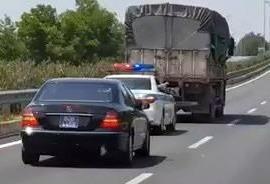 Tai xe bi tuoc bang 2 thang vi khong nhuong duong cho xe uu tien hinh anh