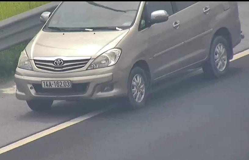 Nu tai xe bi tuoc bang 2 thang vi lai oto di lui tren cao toc hinh anh