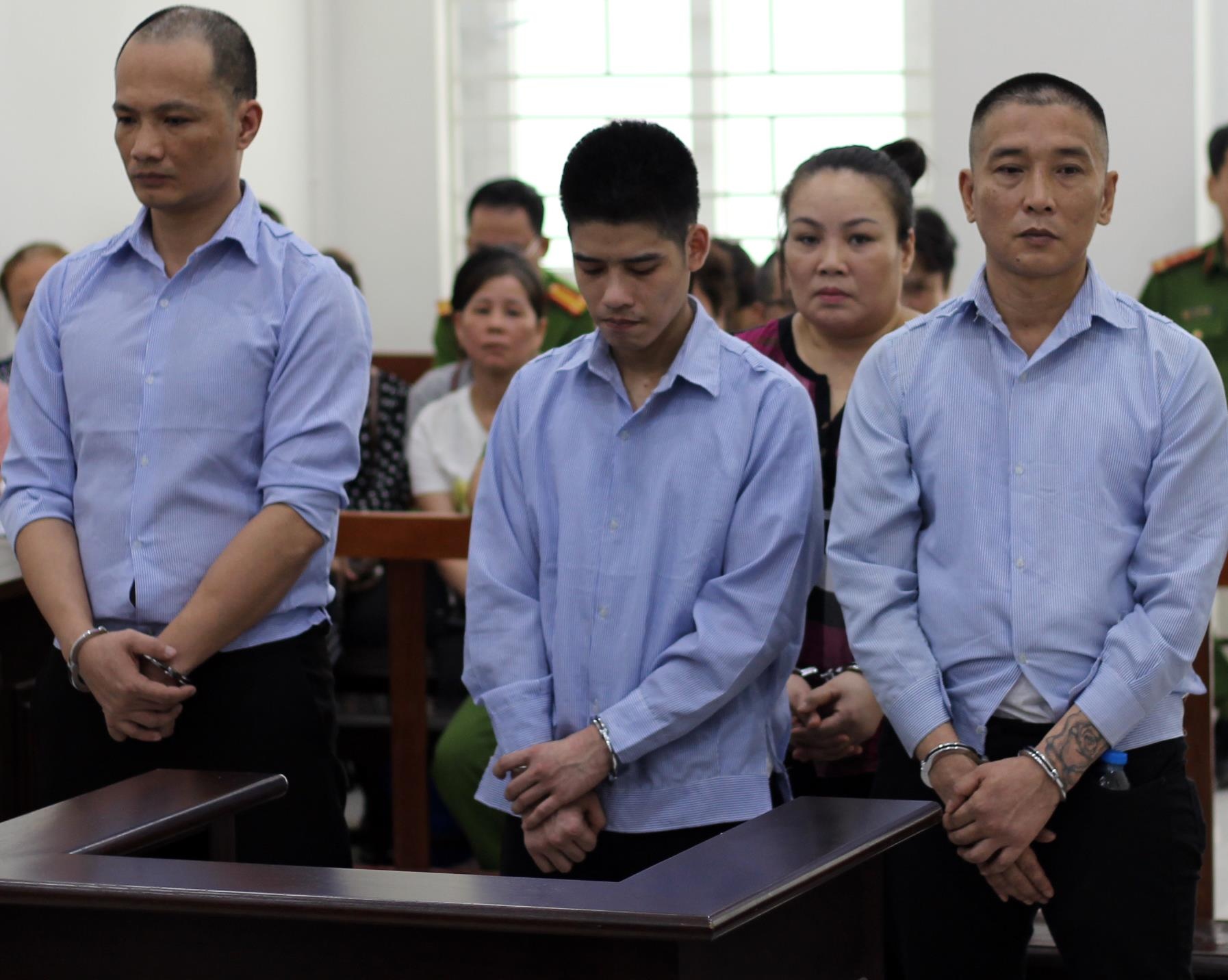 Huan luyen vien bong da va nguoi tinh linh an tu hinh hinh anh