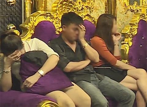 Hon 40 khach ru nhau 'bay lac' trong quan karaoke hinh anh