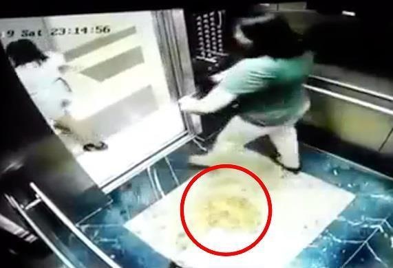 Nguoi phu nu 'te' trong thang may chung cu doi dien muc phat the nao hinh anh