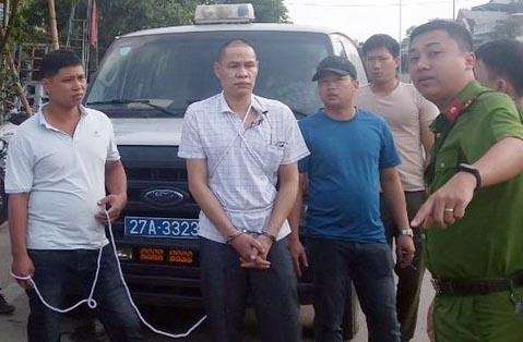 Ke chu muu than nhien nhin dong bon sat hai nu sinh giao ga hinh anh