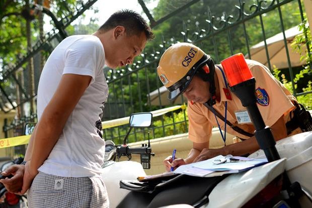 đề xuất công khai số điện thoại của CSGT ảnh 1 de xuat cong khai so dien thoai cua CSGT anh 1