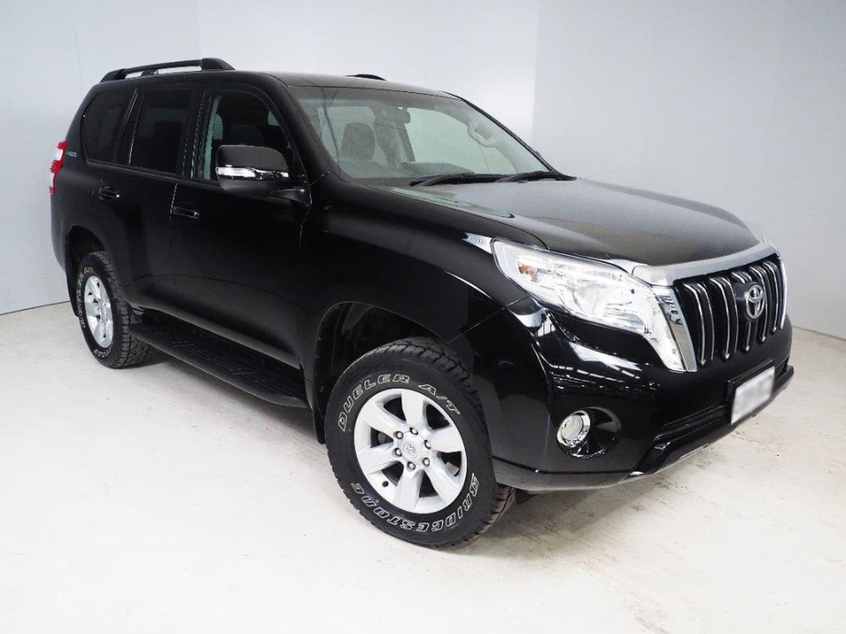 Chu xe bao mat oto Toyota Prado trong chung cu cao cap hinh anh