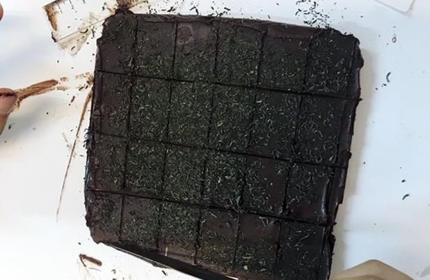 Nam sinh che banh ngot chua can sa de ban qua mang hinh anh