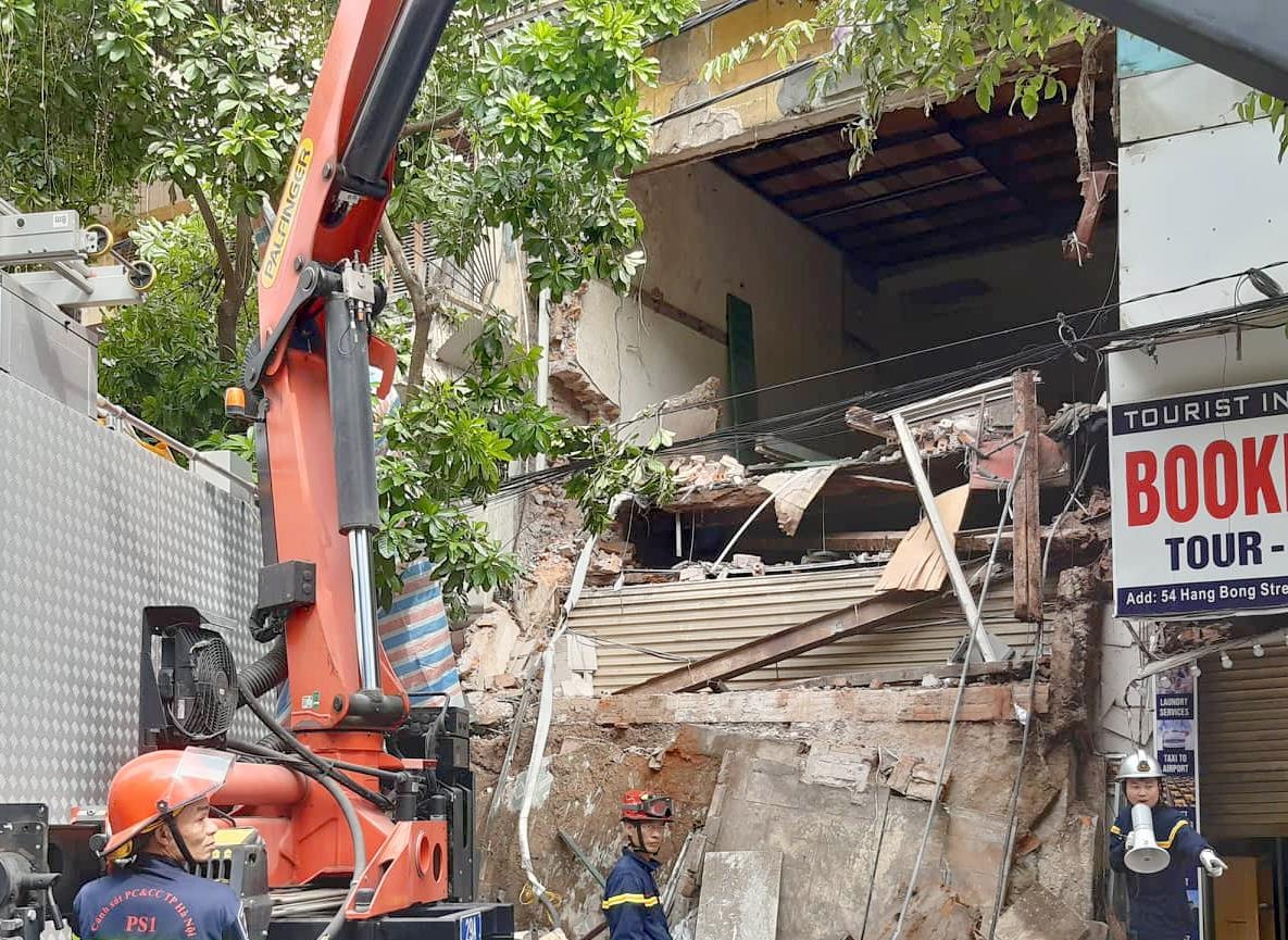 Mat tien nha 2 tang o Hang Bong do sap, mot nguoi bi mac ket hinh anh