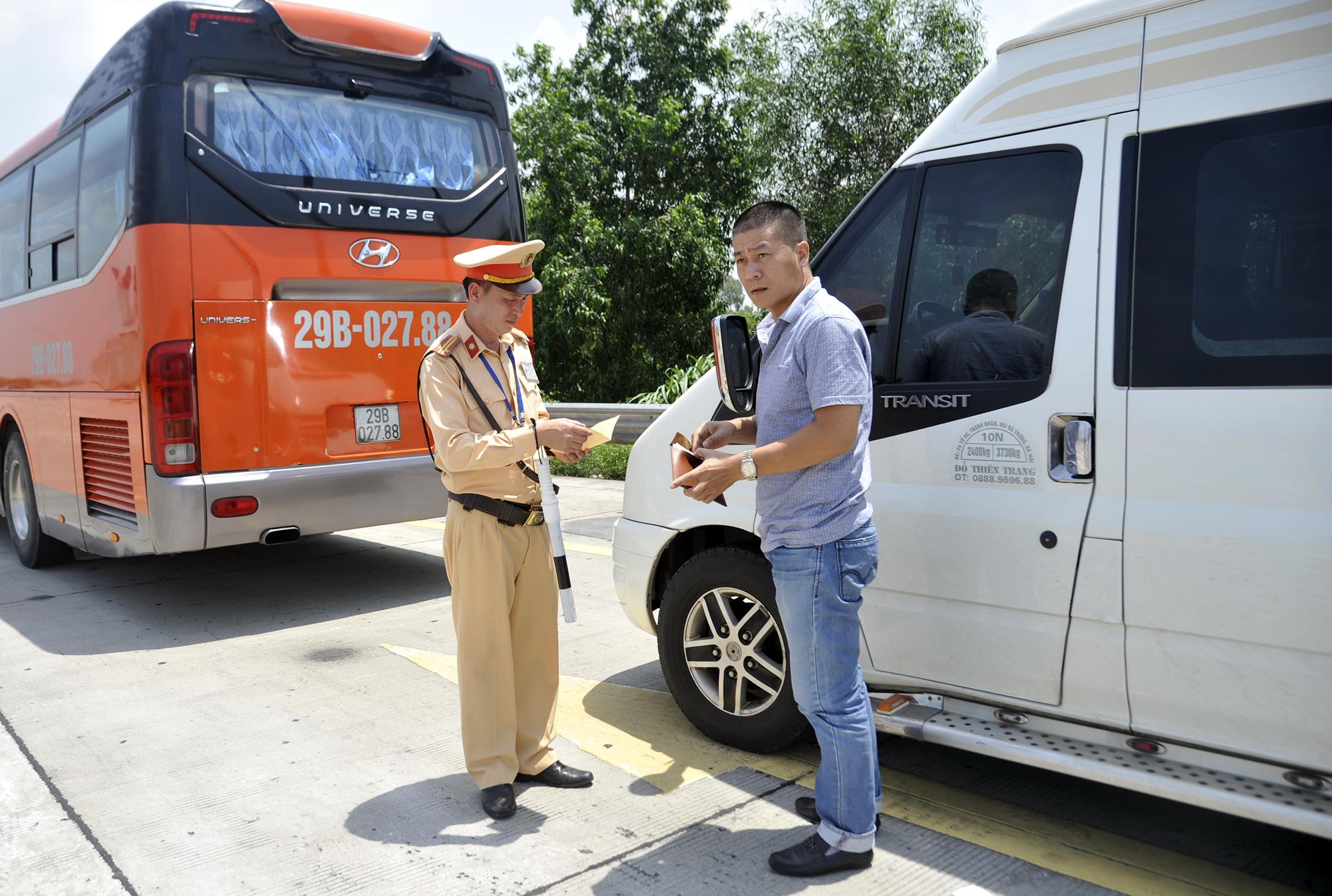 CSGT kiem soat xe tai anh 1