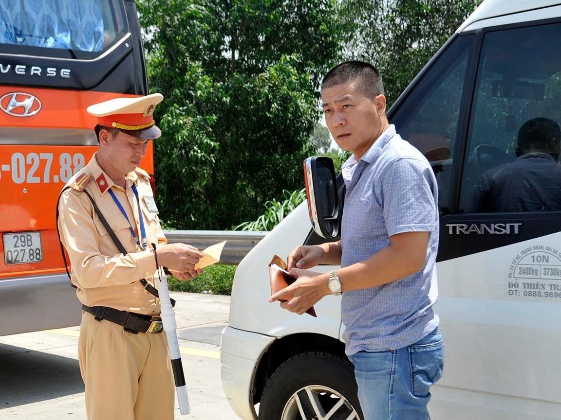 CSGT se cam on tai xe khi kiem tra ma khong phat hien loi hinh anh