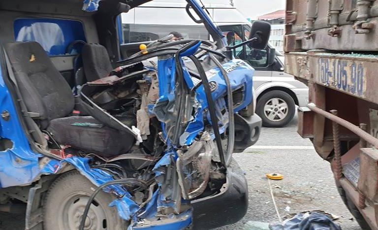 Oto tai huc duoi container, 2 nguoi mac ket trong cabin hinh anh