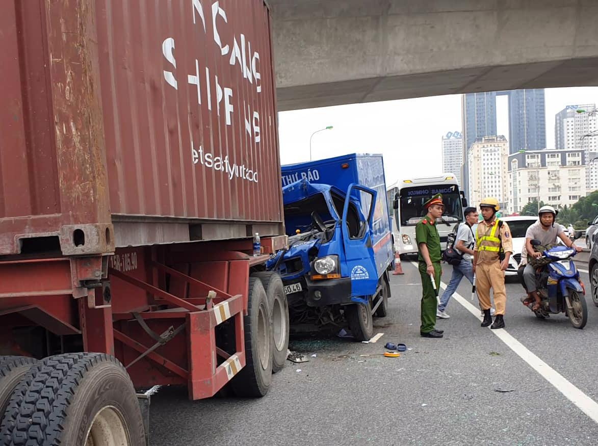 Ôtô tải húc đuôi container ảnh 1 Oto tai huc duoi container anh 1