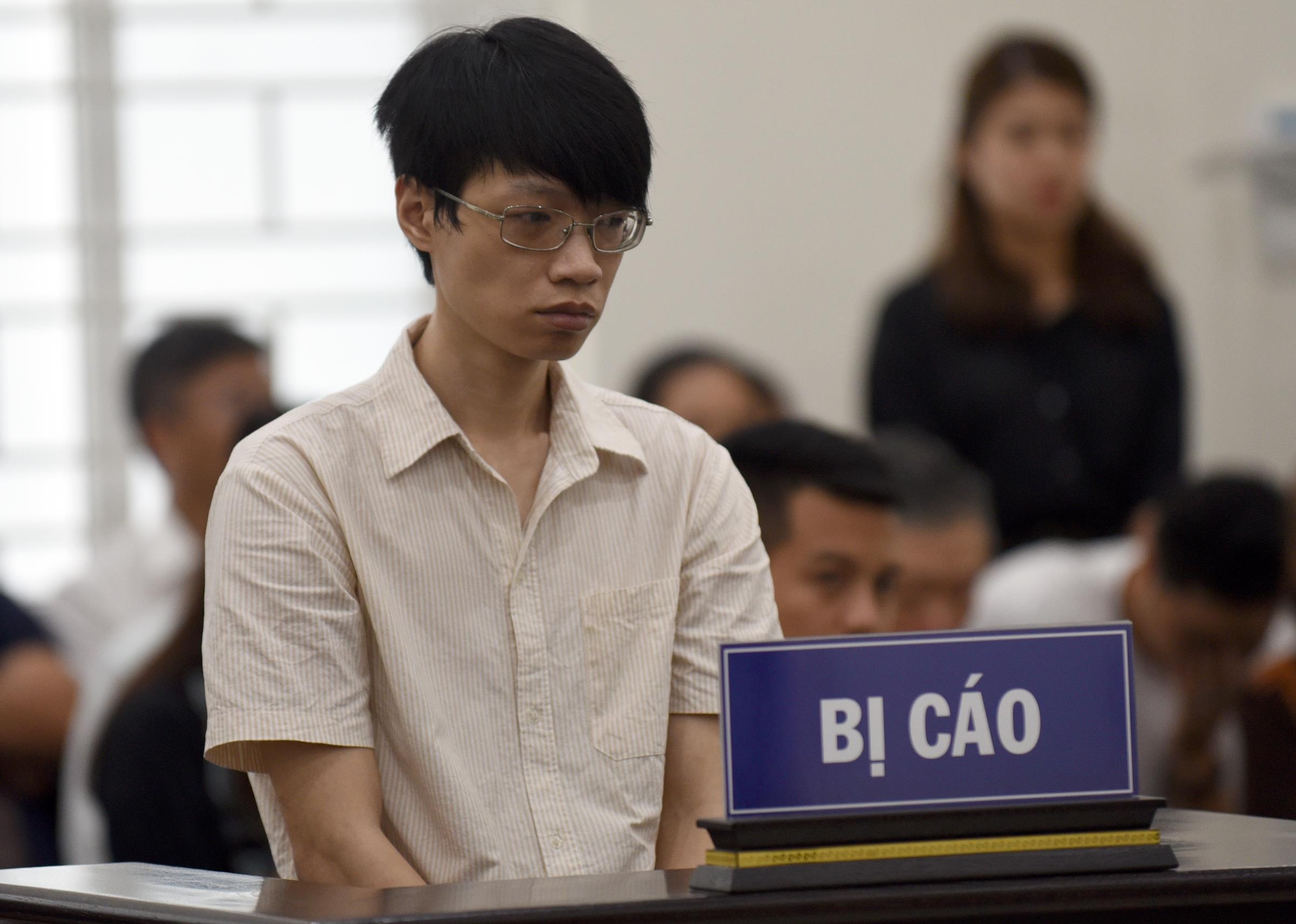 Sat hai nu sinh san khau dien anh anh 1