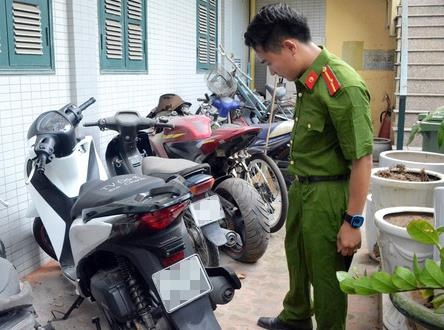 Ga trai di xe SH sam so phu nu roi cuop tai san hinh anh