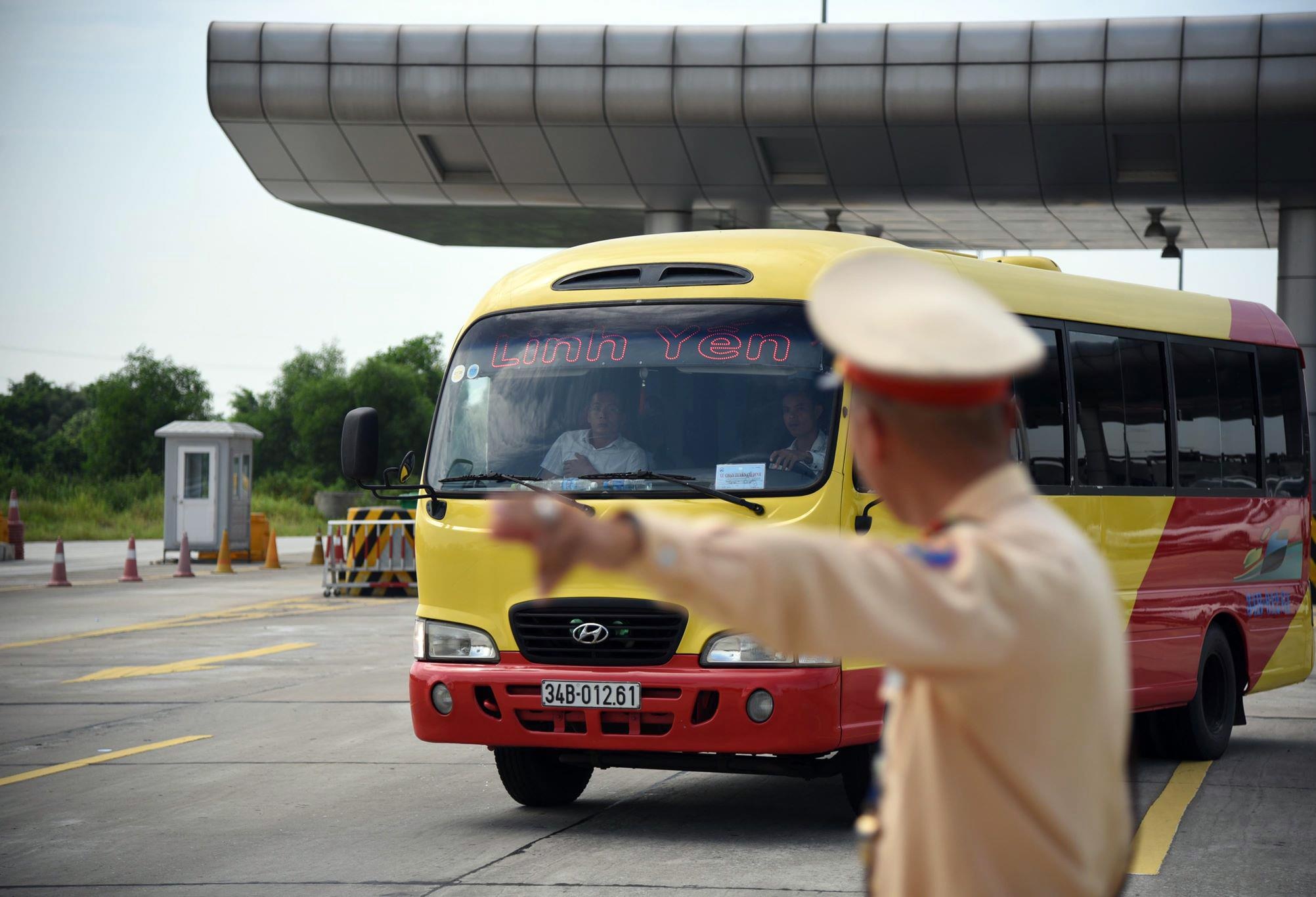 CSGT tong kiem tra phuong tien tren cao toc hinh anh