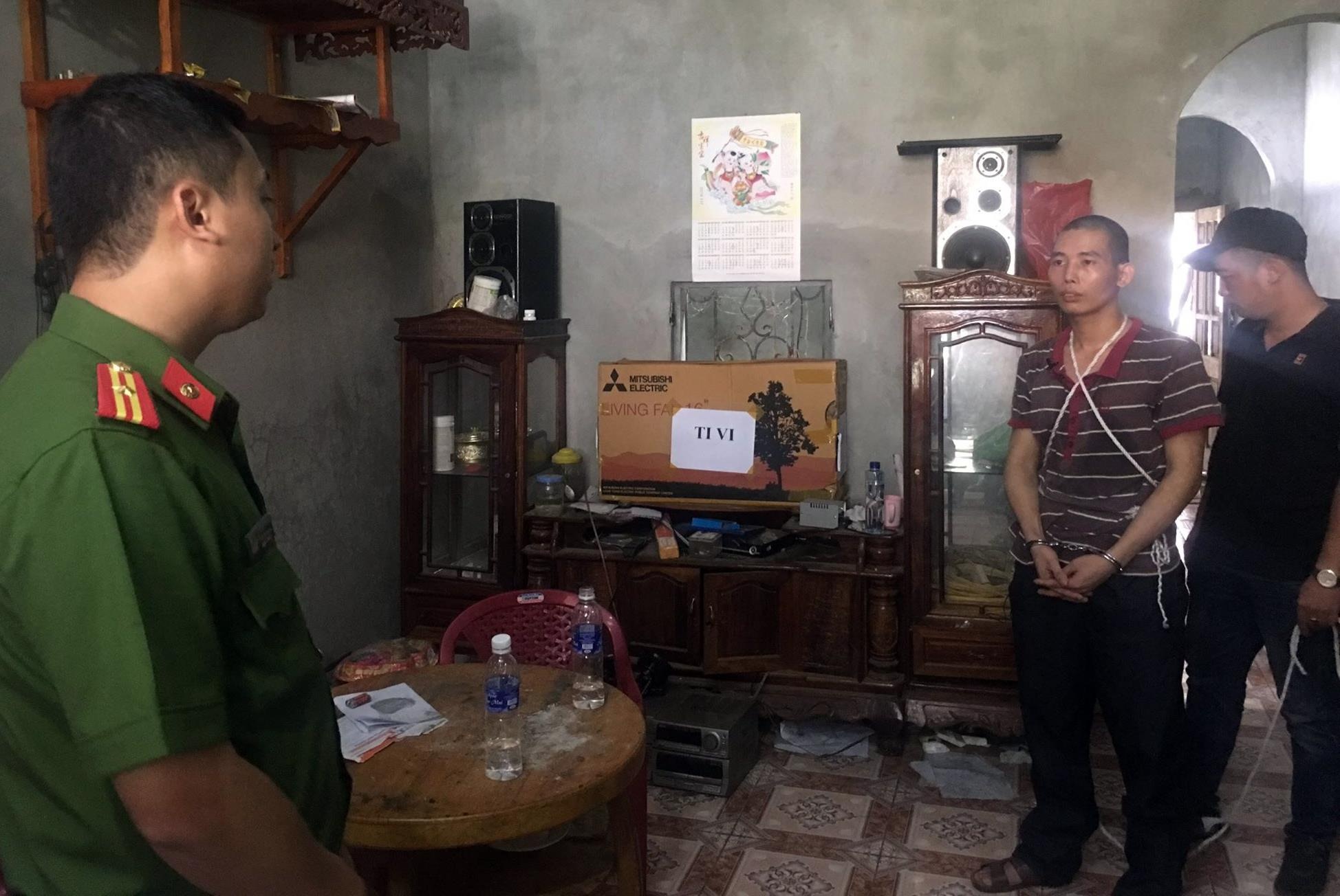 Bi can thuc nghiem canh sat hai nu sinh di giao ga dip Tet hinh anh