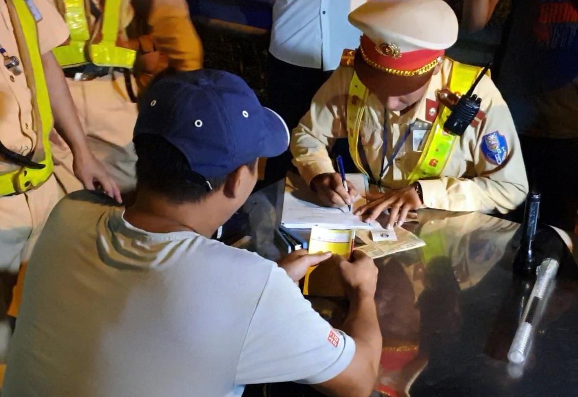 CSGT phat xe qua tai anh 2