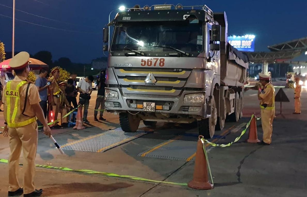 CSGT phat xe qua tai anh 1