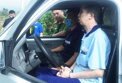 Ke siet co nu sinh giao ga duoc dua den thuc nghiem hien truong hinh anh