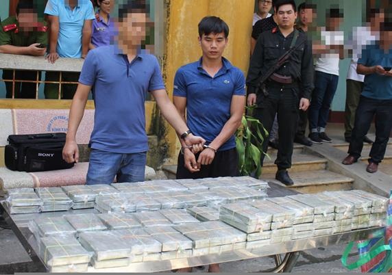 Hang chuc canh sat chan bat nhom buon 100 banh heroin hinh anh