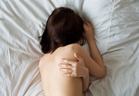 Dieu tra vu nu le tan spa bi phat tan clip 'nong' hinh anh