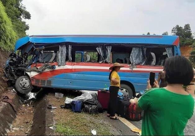 Oto khach dam xe dau keo lam 2 nguoi chet, 10 nguoi bi thuong hinh anh