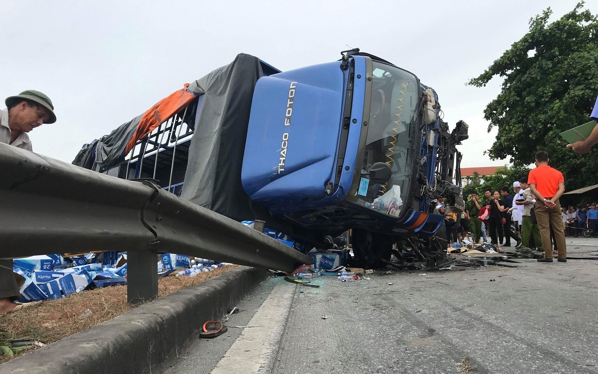 Hien truong vu xe tai de chet nhieu nguoi o Hai Duong hinh anh
