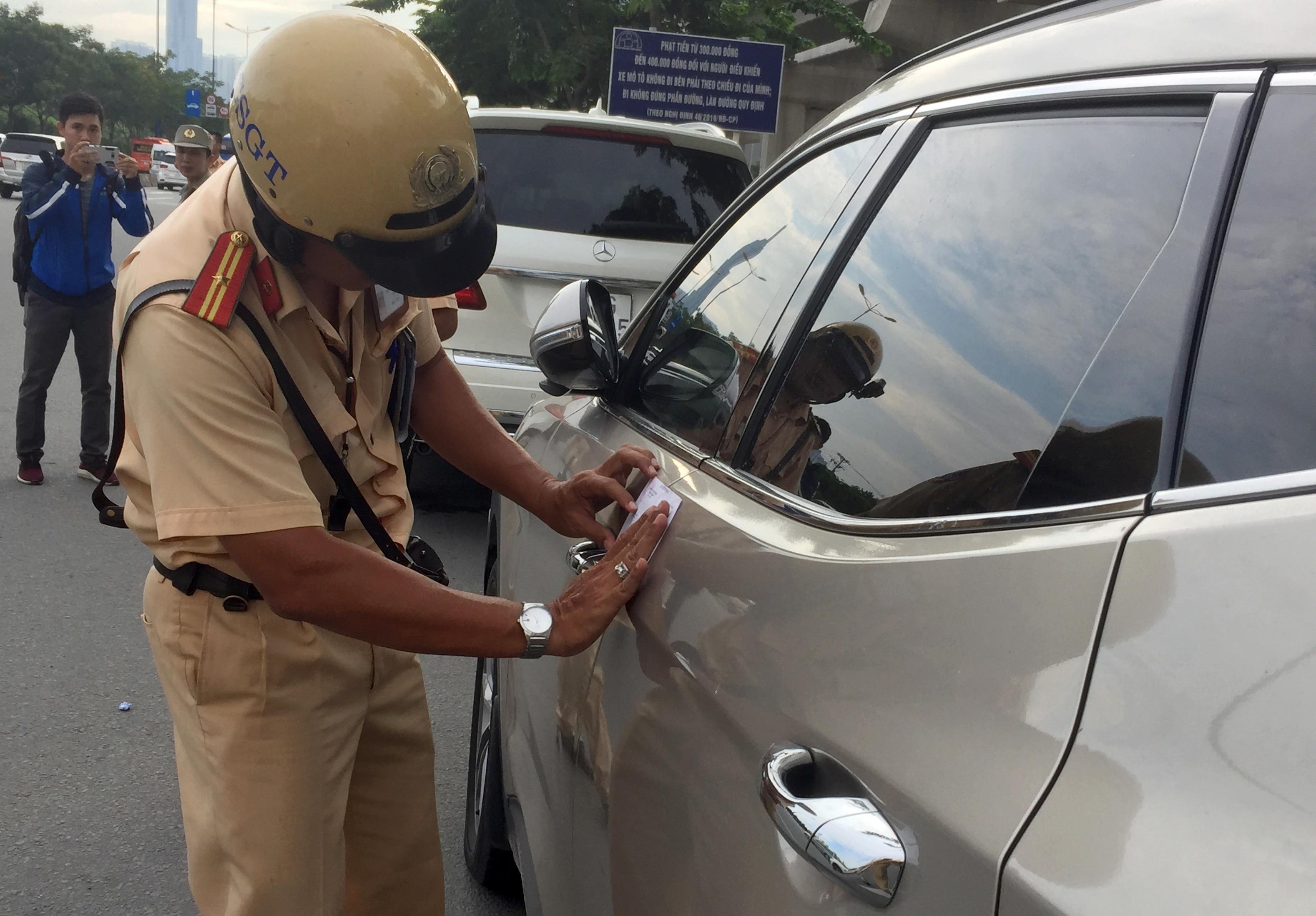 Khi nao CSGT duoc cau oto vi pham luat de tam giu? hinh anh