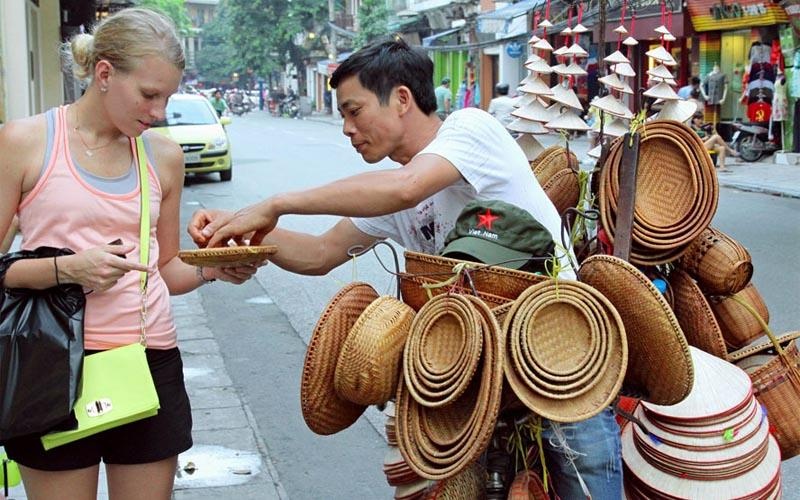 Tu ngay 1/8, neu cheo keo va ep khach du lich mua hang co bi xu ly? hinh anh