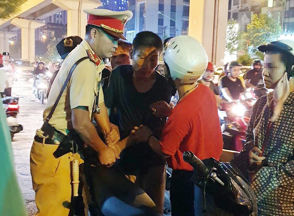 Cầm gạch đánh csgt ảnh 1 Cam gach danh csgt anh 1