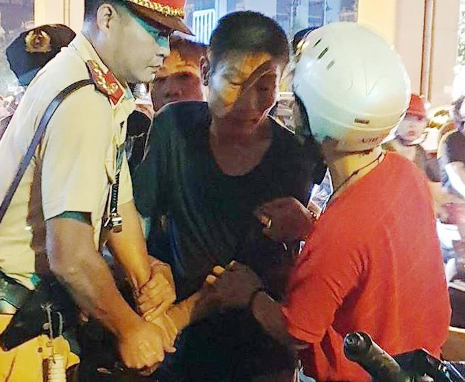 Nghi can cam gach danh CSGT do vo bi giu xe hinh anh