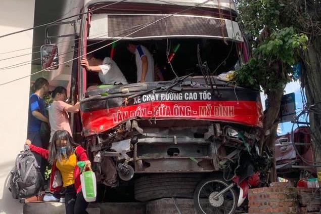 Oto khach tong hang loat xe may, 5 nguoi nhap vien hinh anh