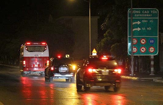 Canh sat ho tong doan xe dan do 380 nguoi Trung Quoc hinh anh