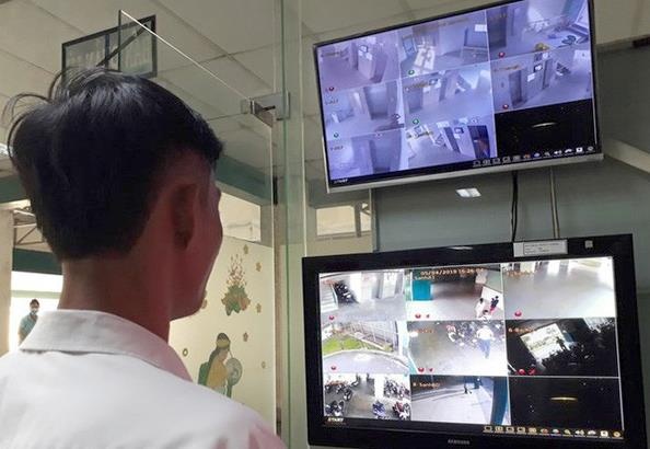 Trieu tap bao ve chung cu bi to sam so be gai trong thang may hinh anh