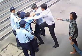 Giam doc trung tam tieng Anh bi to danh doi thu nhap vien hinh anh