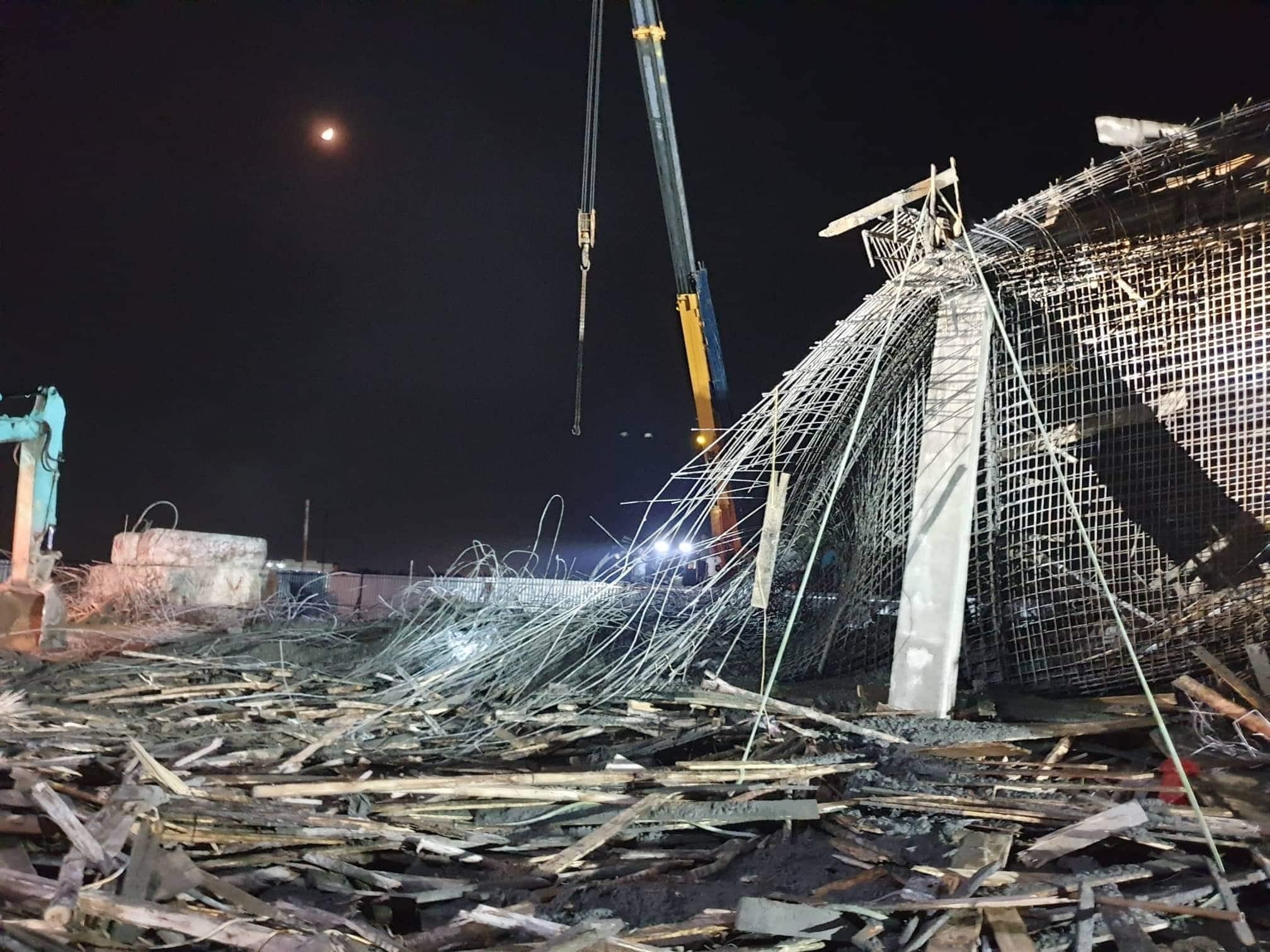 Sap gian giao, 7 cong nhan nguy kich hinh anh