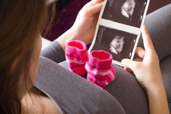 Hai chi em to hang xom xam hai tinh duc, thieu nu 16 tuoi mang thai hinh anh